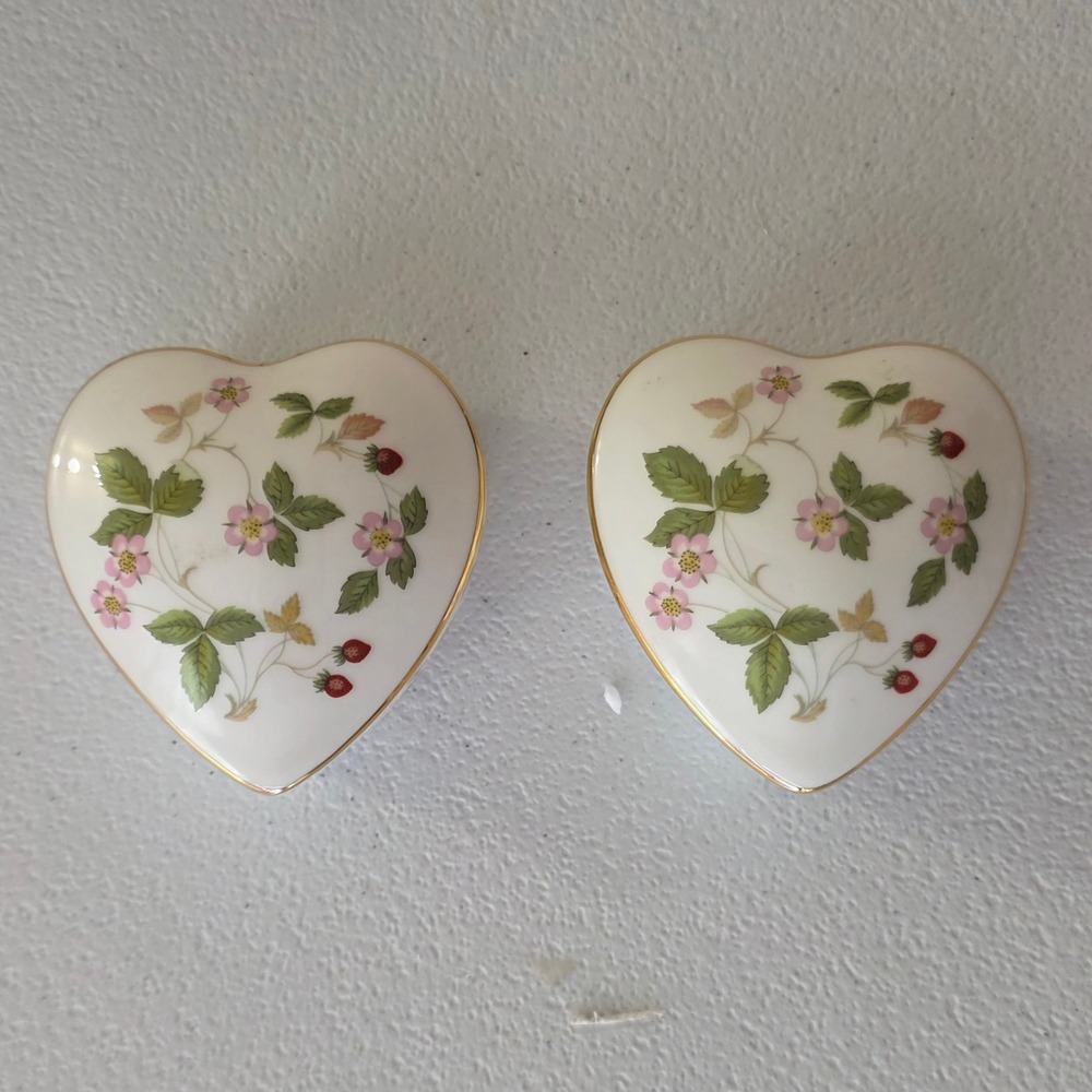 Wedgwood Trinket Box Set White Wild Strawberry Heart Bone China 2pc Jewelry Dish